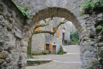Village médiéval aux portes de la Montagne Noire